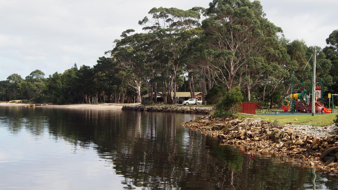 Strahan Retreat Holiday Park Bagian luar foto