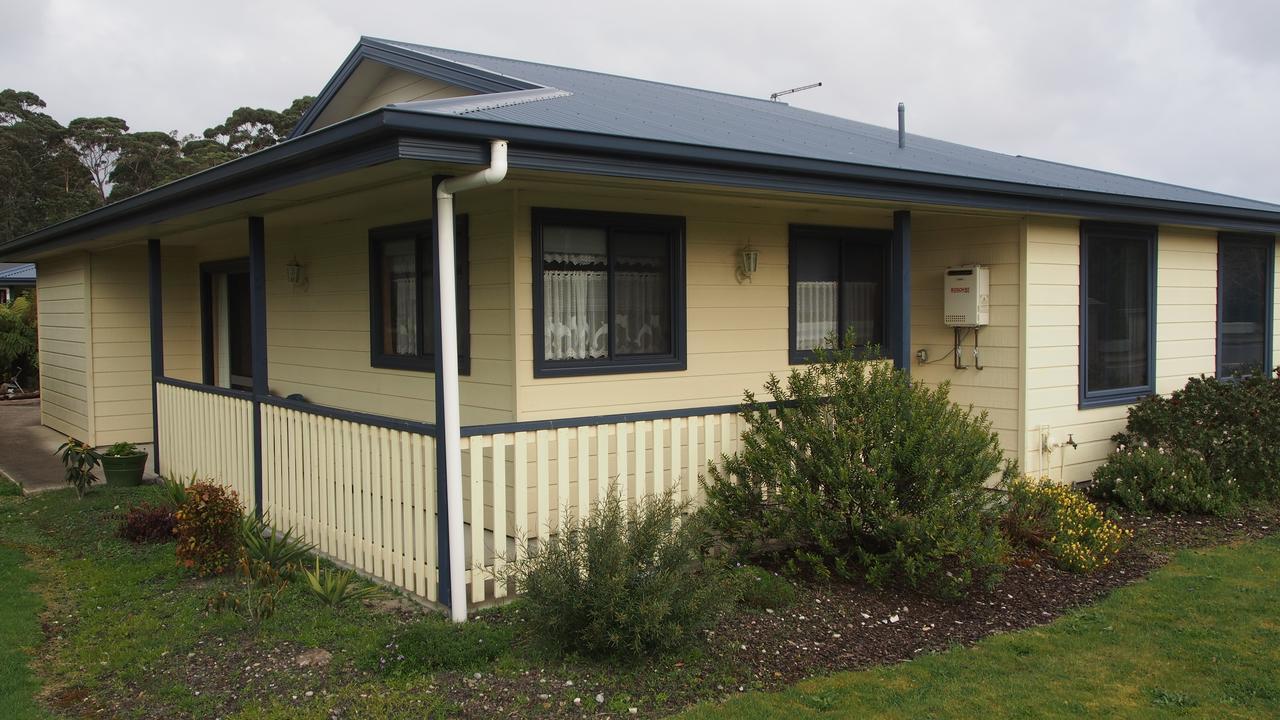 Strahan Retreat Holiday Park Bagian luar foto