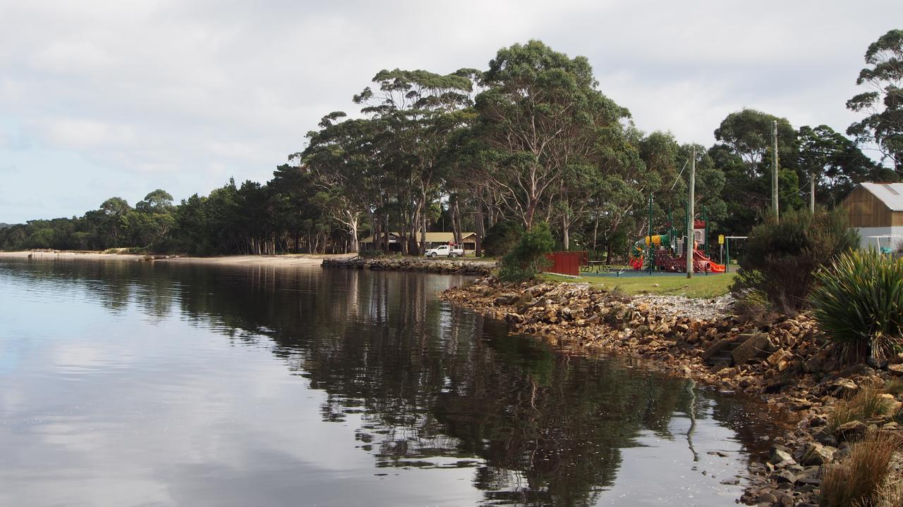 Strahan Retreat Holiday Park Bagian luar foto